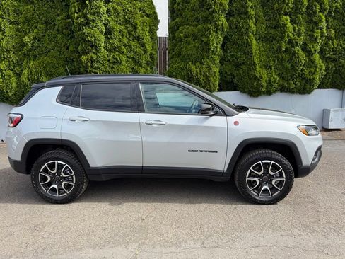 Used 2025 Jeep Compass Trailhawk AWD/4WD image 11