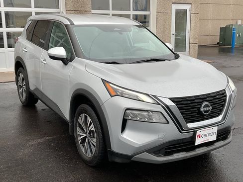 Used 2022 Nissan Rogue SV image 3