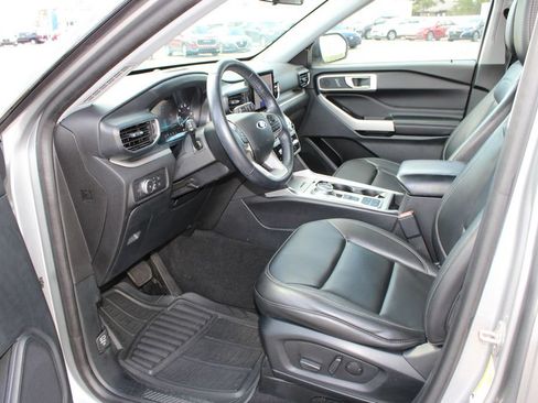 Used 2021 Ford Explorer XLT w/ Equipment Group 202A RWD image 11