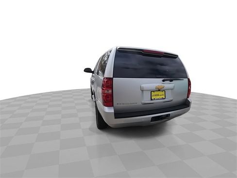 Used 2014 Chevrolet Suburban LT w/ Luxury Package image 7