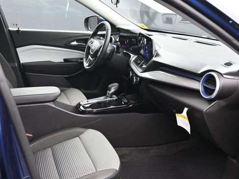 Used 2024 Chevrolet Trax LT w/ Sunroof Package image 11