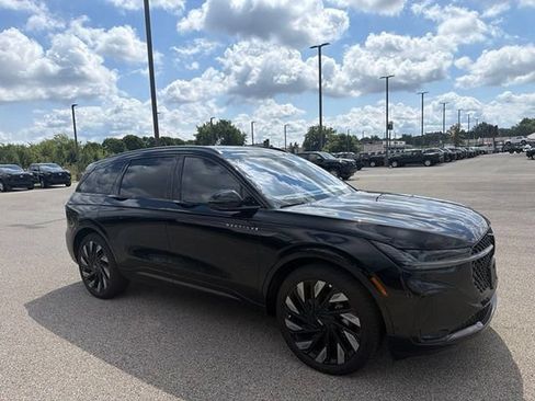 Used 2025 Lincoln Nautilus Reserve AWD/4WD image 2