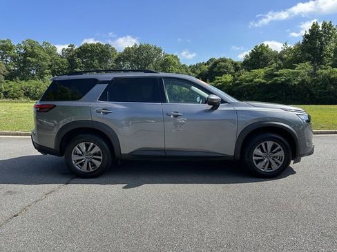 Certified 2025 Nissan Pathfinder SV FWD image 10