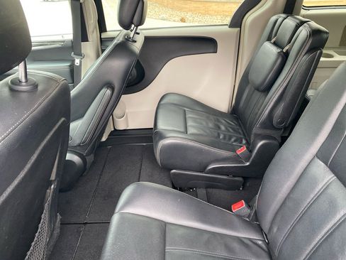 Used 2013 Chrysler Town & Country Touring image 14