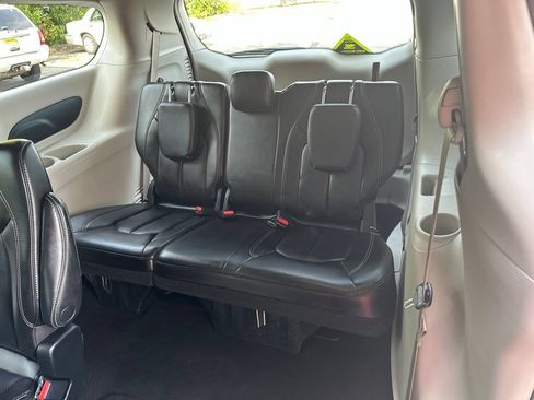 Used 2023 Chrysler Pacifica Touring-L FWD image 33