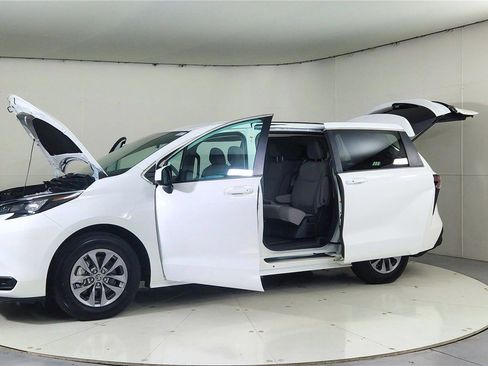 Used 2024 Toyota Sienna LE image 10
