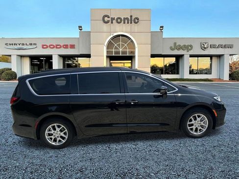 Used 2022 Chrysler Pacifica Touring-L w/ Uconnect Theater Family Group FWD image 2