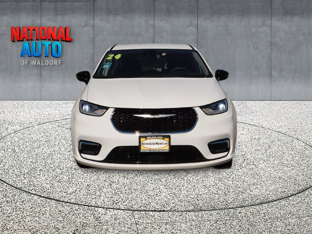 Used 2024 Chrysler Pacifica Limited FWD image 3