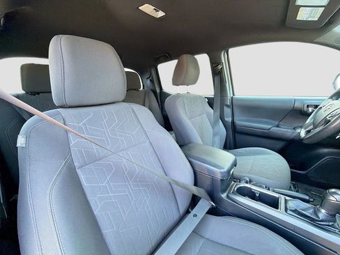 Used 2018 Toyota Tacoma TRD Sport w/ Technology Package image 26