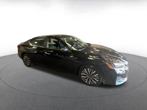 Used 2025 Nissan Altima 2.5 SV FWD image 2