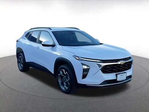 Used 2025 Chevrolet Trax LT image 3