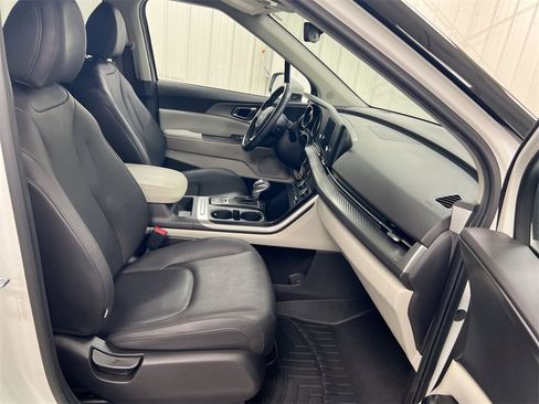 Used 2023 Kia Carnival LX image 21