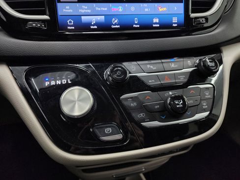 Used 2024 Chrysler Pacifica Touring-L FWD image 44