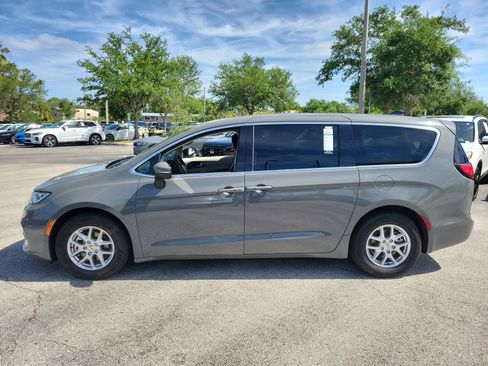 Used 2023 Chrysler Pacifica Touring-L FWD image 9