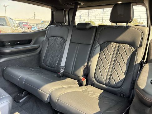 Used 2023 Jeep Grand Wagoneer Series III AWD/4WD image 26