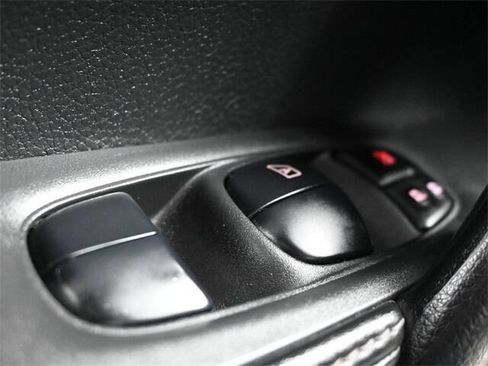 Used 2021 Nissan Rogue Sport S image 28