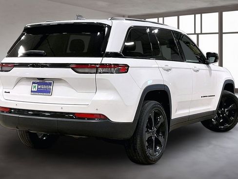 Used 2023 Jeep Grand Cherokee Altitude AWD/4WD image 6