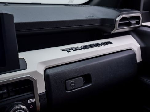 Used 2024 Toyota Tacoma TRD Off-Road image 29