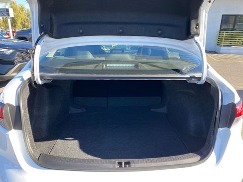 Used 2025 Toyota Corolla LE image 31