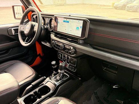 Used 2025 Jeep Gladiator Rubicon AWD/4WD image 13