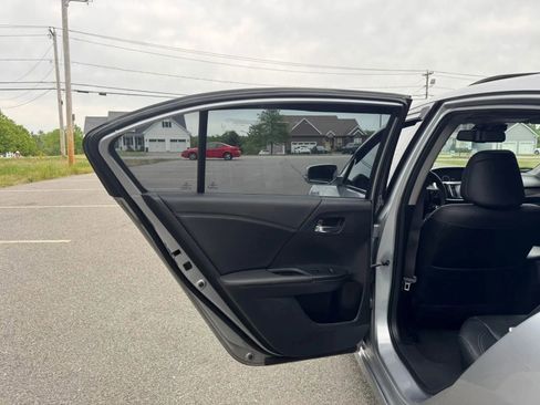 Used 2017 Honda Accord Touring image 12