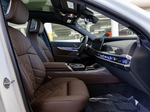 New 2026 BMW 750e xDrive image 30