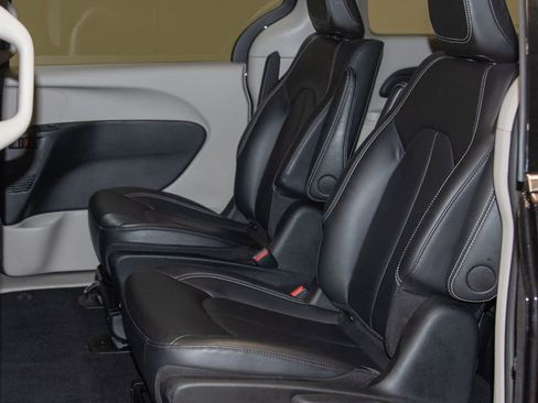 Used 2024 Chrysler Pacifica Select image 10