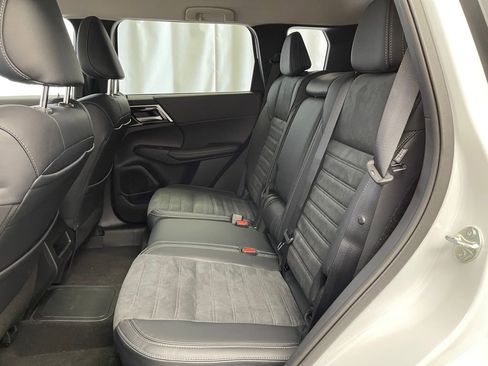 New 2025 Mitsubishi Outlander SE image 23