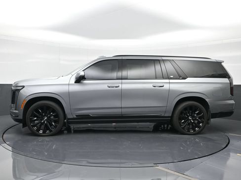 Used 2025 Cadillac Escalade ESV Sport Platinum w/ LPO, ONYX Package AWD/4WD image 3