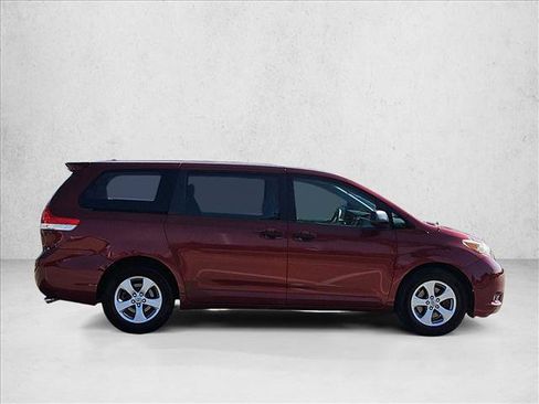 Used 2011 Toyota Sienna FWD image 4