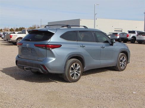 Used 2022 Toyota Highlander XLE image 4