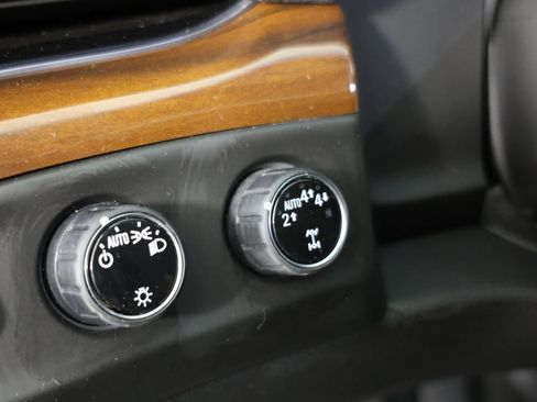 Used 2020 Cadillac Escalade Luxury AWD/4WD image 18