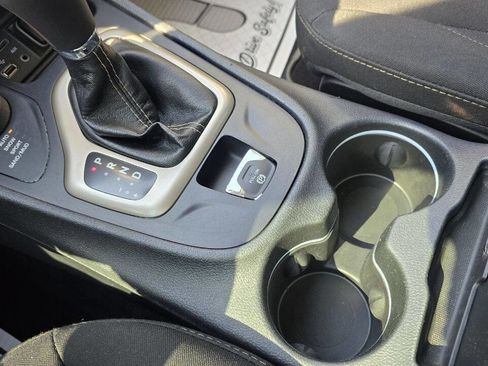 Used 2017 Jeep Cherokee Latitude w/ Cold Weather Group image 23