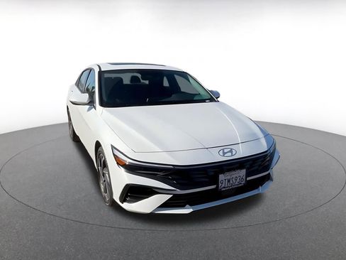 Used 2025 Hyundai Elantra Limited image 3