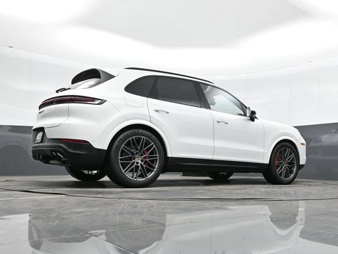 Certified 2025 Porsche Cayenne S AWD/4WD image 38