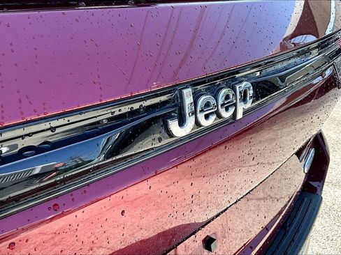 Used 2023 Jeep Grand Cherokee Overland w/ Adv Protech Group III AWD/4WD image 5