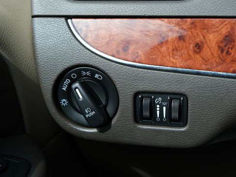 Used 2015 Chrysler Town & Country Touring image 35