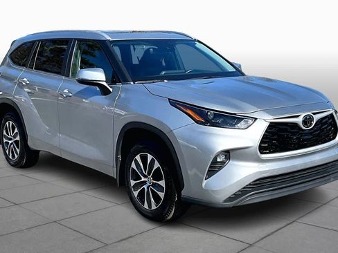 Certified 2024 Toyota Highlander XLE image 3
