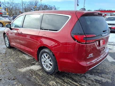 Used 2025 Chrysler Pacifica Select image 6