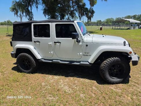 Used 2016 Jeep Wrangler Unlimited Sahara w/ Connectivity Group AWD/4WD image 3