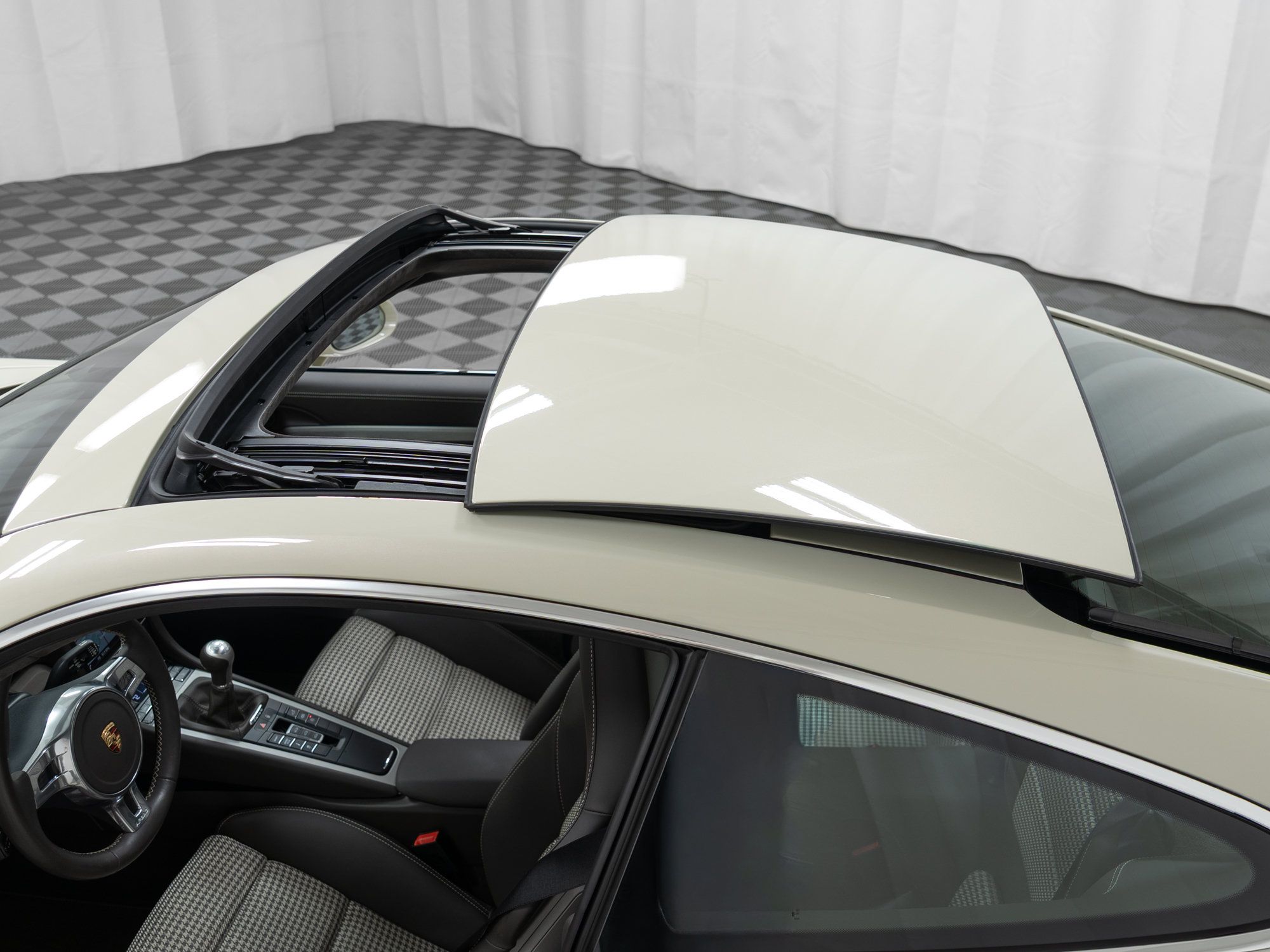 Certified 2014 Porsche 911 50th Anniversary Edition RWD image 24