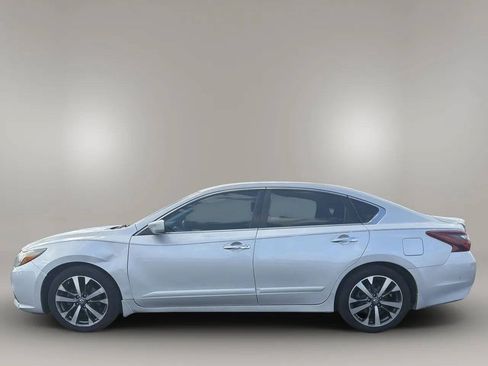 Used 2017 Nissan Altima 2.5 SR FWD image 4