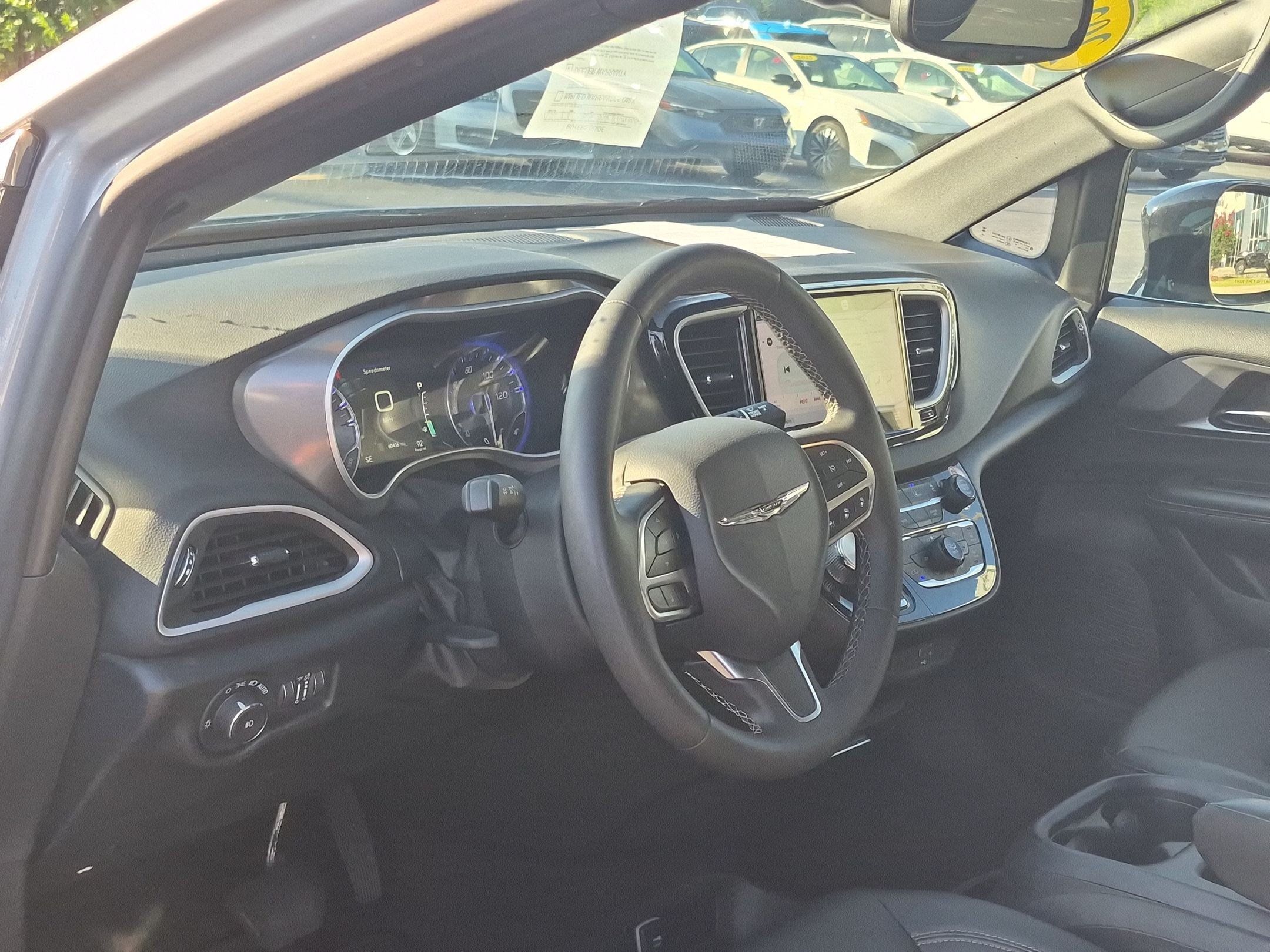 Used 2026 Chrysler Pacifica Select FWD image 16