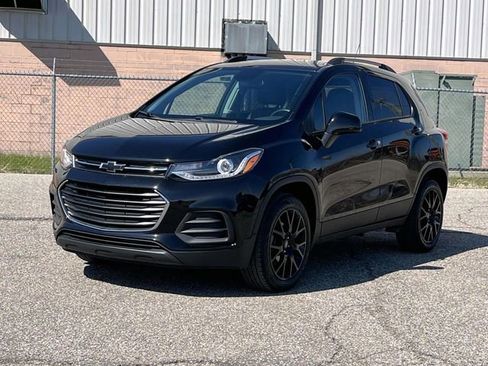 Certified 2022 Chevrolet Trax LT w/ Midnight Edition image 1