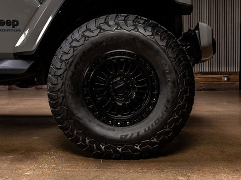 Used 2022 Jeep Gladiator Overland image 12