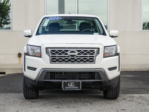 Used 2024 Nissan Frontier SV image 2