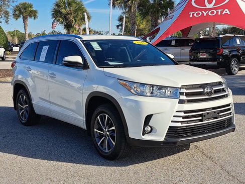 Used 2018 Toyota Highlander XLE image 2