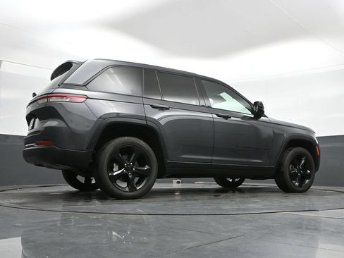 Used 2025 Jeep Grand Cherokee Altitude AWD/4WD image 42