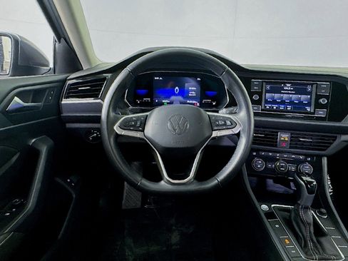 Used 2022 Volkswagen Jetta SE image 4