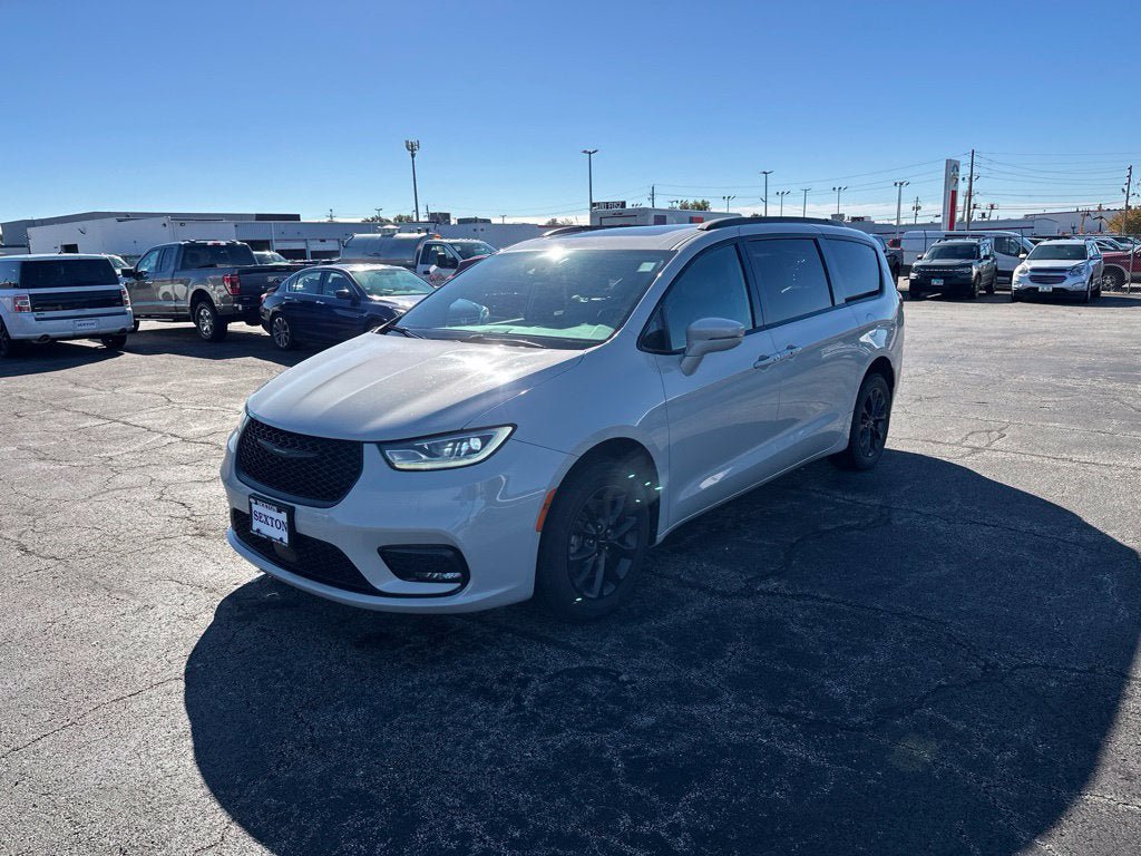 Used 2021 Chrysler Pacifica Limited w/ S Appearance Package AWD/4WD image 3